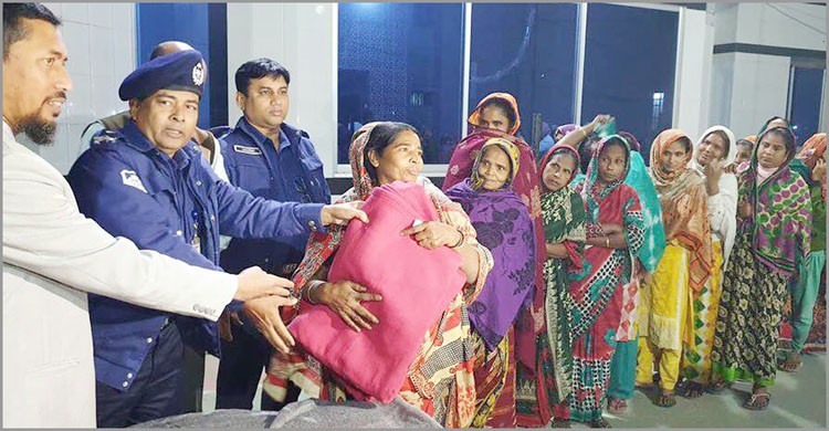 নরসিংদী মডেল থানা পুলিশের উদ্যোগে শীতবস্ত্র বিতরণ নরসিংদী মডেল থানা পুলিশের উদ্যোগে শীতবস্ত্র বিতরণ
